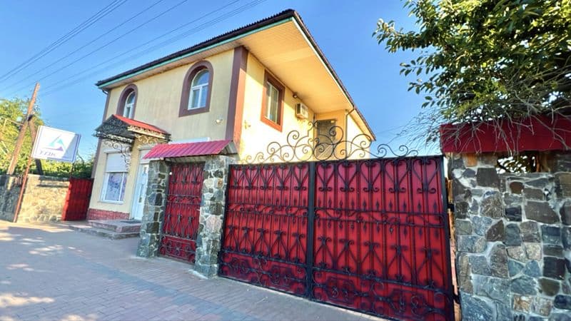 Продаж торгового приміщення з житловою квартирою на 2 поверсі.