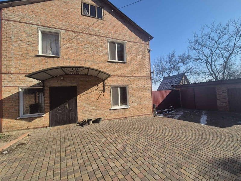 Продам 2-х поверховий будинок в центрі міста