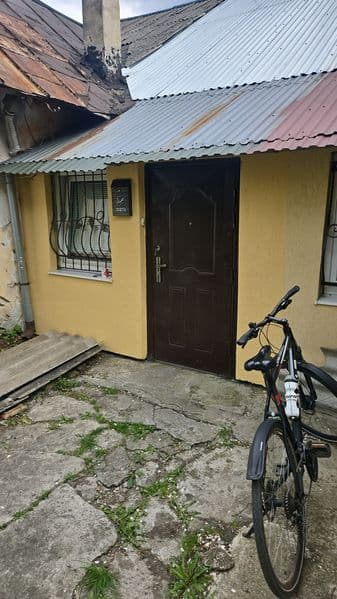 Продається частина будинку з окремим двором та сараєм+городами+сад. Будинок має 1 житлову кімнату, стан житла — косметичний. 
Загальна площа - 56,1м2.