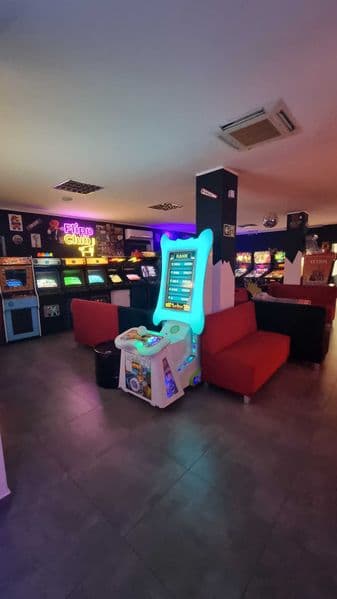 Klub z flipperami i grami arcade na wynajem na urodziny, imprezę itp.