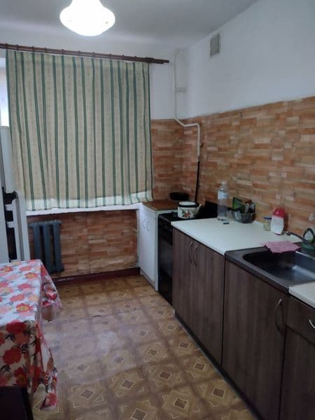 Продается четырех комнатная квартира на первом этаже  77 м кв .
