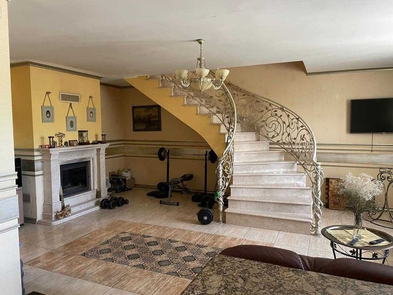 Власник кв за адресою Мікльоша Карла 3.   Площа: 240 м², Поверх: 3/3 одна квартира на поверсі, з гаражем, коміркою і приватна територія .