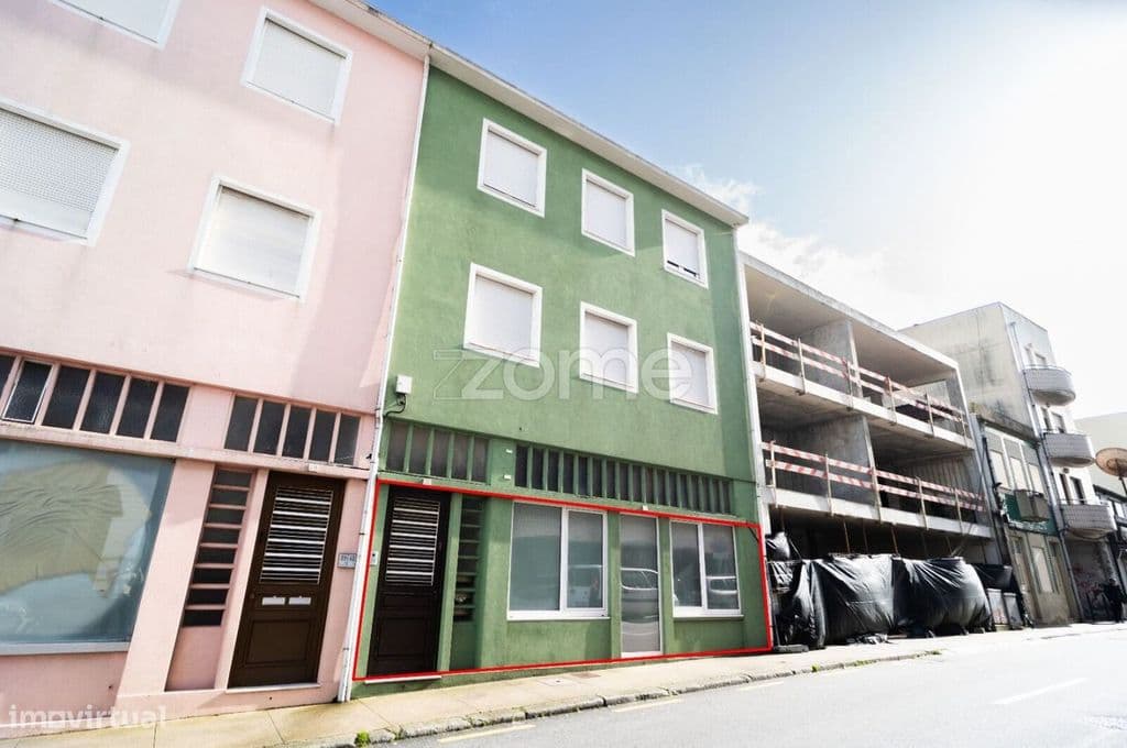 Espaço comercial habitacional em São Mamede de Infesta