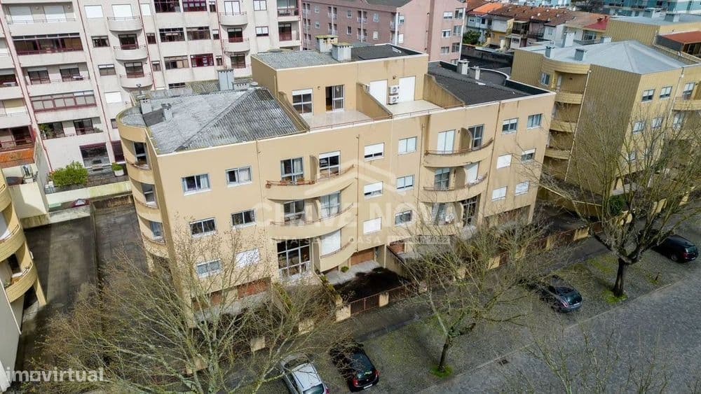 T3 Renovado c/ Garagem Box na Senhora da Hora (Matosinhos)
