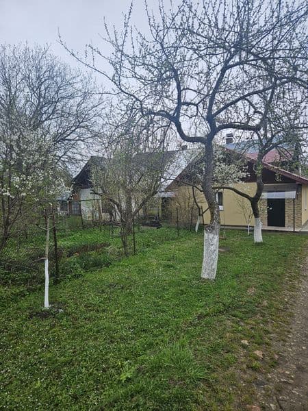 Продається частина будинку з окремим двором та сараєм+городами+сад. Будинок має 1 житлову кімнату, стан житла — косметичний. 
Загальна площа - 56,1м2.