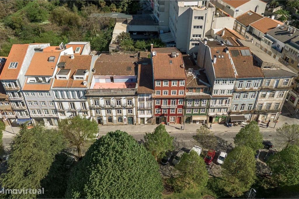 Prédio de 4 Pisos na Avenida Central de Braga