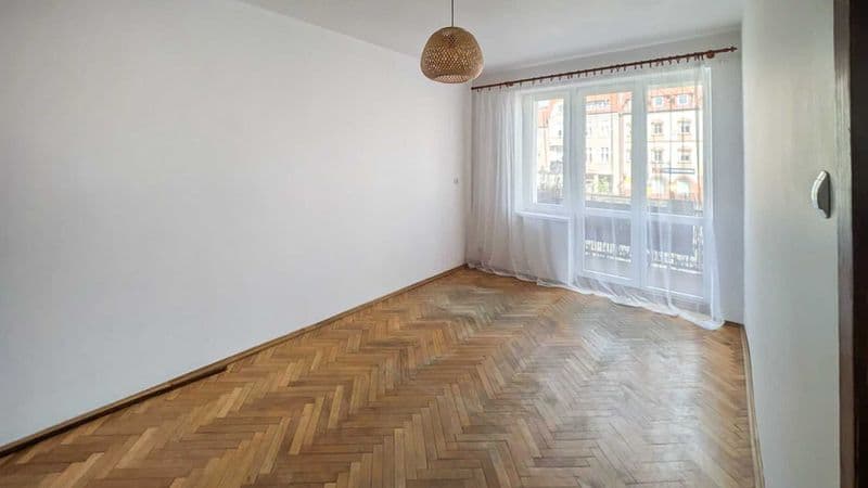 Sprzedam mieszkanie 2-pok. z balkonem, 1 piętro. – świetna lokalizacja
