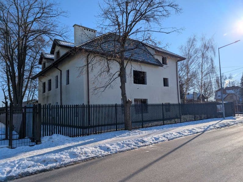 Dom 365 m2 + 4 duże garaże 85 m2 + działka 1100 m2