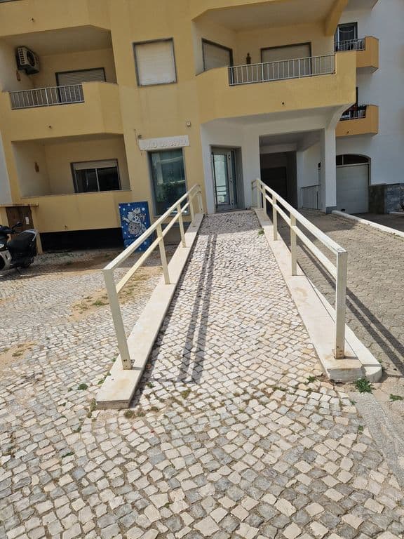 Vende-se Loja em Armação de pêra