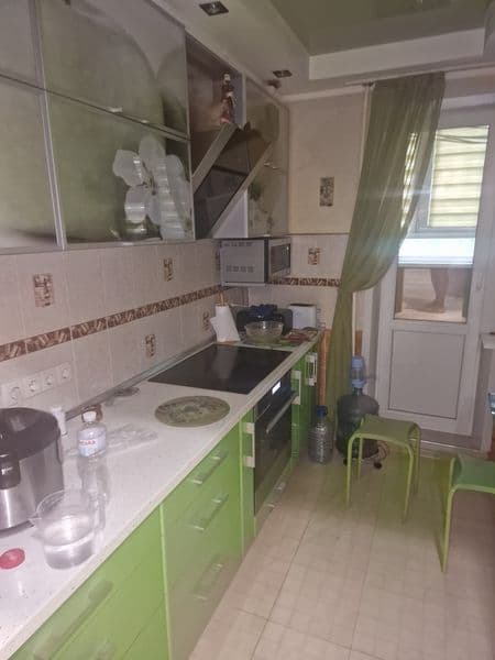1-й поверх . 4-к. квартира +гардеробна в м.Южноукраїнськ