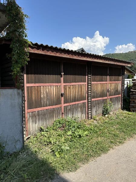 Будинок з гаражами в м. Рахів в центрі
