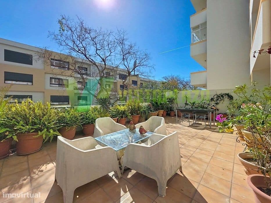 Apartamento com Terraço Privativo e Garagem no Coração de Portimão