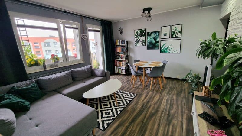 Przestronne, umeblowane 4-pokojowe mieszkanie z balkonem w centrum.