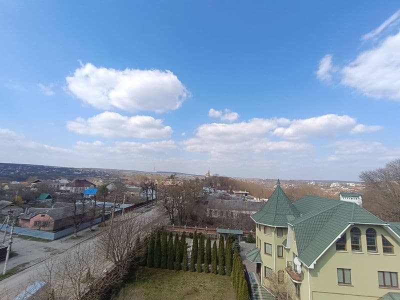 Продається простора 3-ох кімнатна квартира вул.Франка