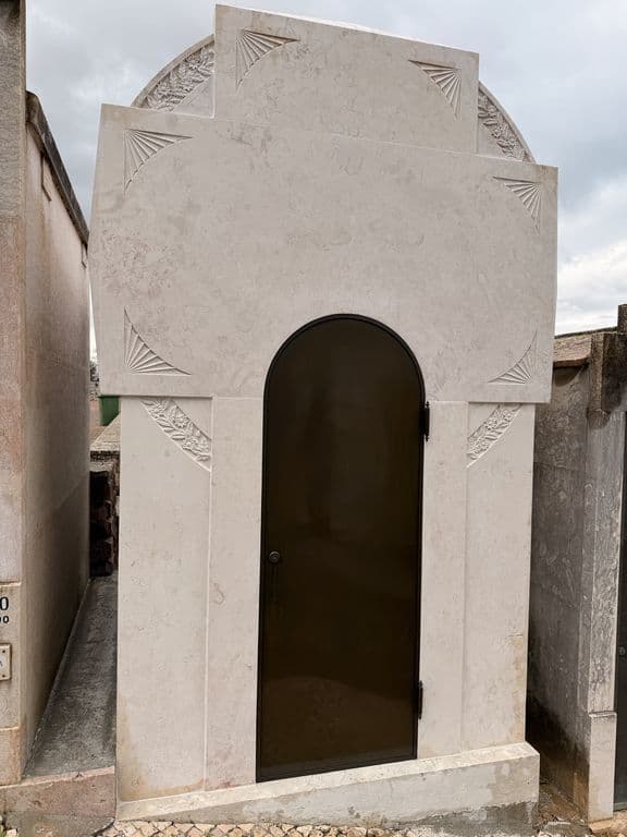 Jazigo Cemitério Alto de São João, 16 lugares