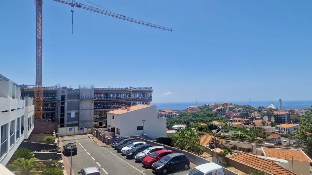 Moradia com sol todo o dia e vista mar parcial em Câmara de Lobos