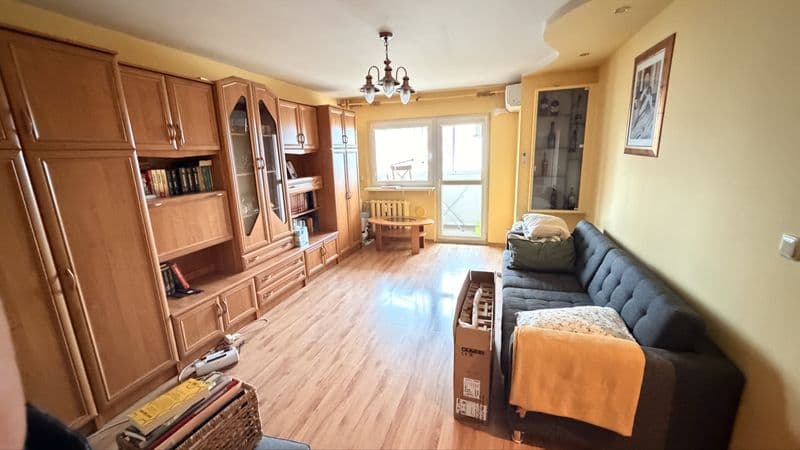 53.9 m2. Dwa duże pokoje, balkon, przestronna kuchnia.