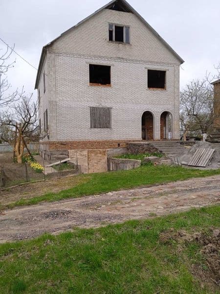 Участок і недобудований двохповерховий будинок