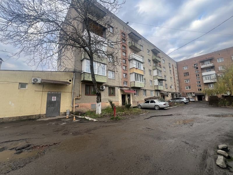 Продаж 2- км кв у самому центрі