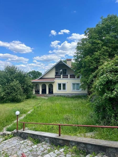 Будинок з гарною локацією  по вул. Дружби
