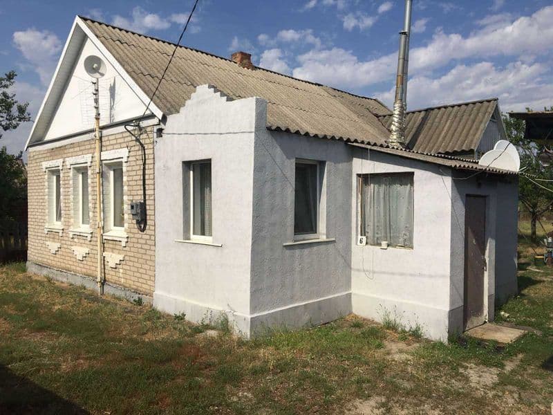 Продам дом в Изюме на песках в районе источника.