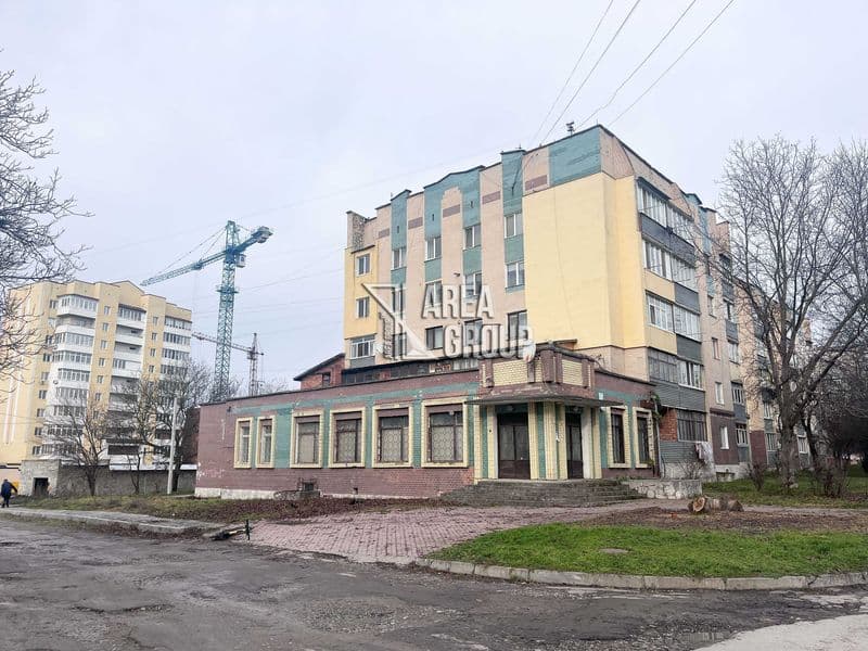 Фасадно-кутове комерційне приміщення на перехресті