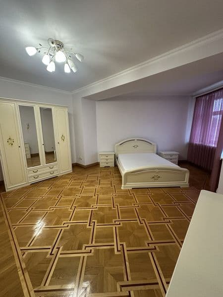 Сдам квартиру 200 кв.м.Центр
