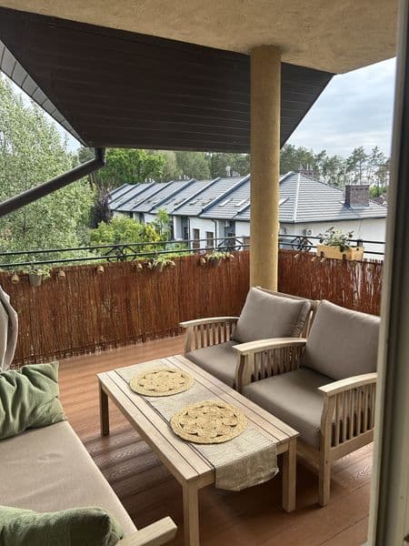 Przestronny apartament 96 m² + poddasze 35 m² do możliwej adaptacji. Kameralne, zamknięte osiedle blisko lasu.