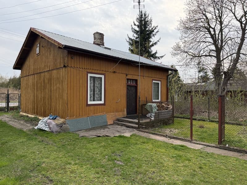 Sprzedam gospodarstwo siedlisko ze starym domem ale nową stodołą, garażami i budynkami gospodarczymi.