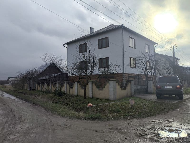 Продам трьох поверховий будинок!