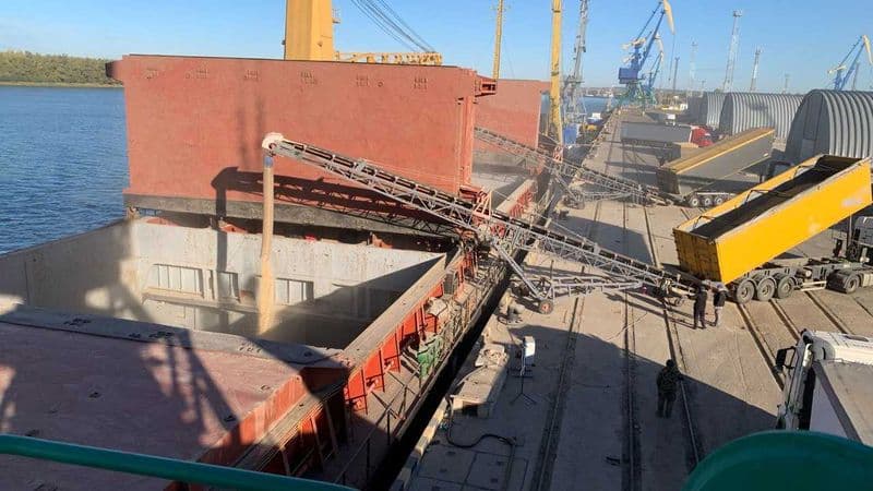Перевалочний зерновий комплекс в порту Рені