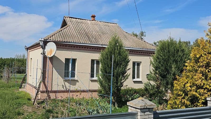 Подвірья з великою площею з будинком та комунікаціями неподалік від центру Є відеоогляд