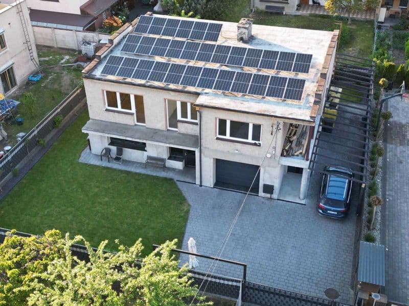 Dom na sprzedaż!BEZ POŚREDNIKOW!Koźle Zachód!Przestronny o powierzchni 240 m² z ogromnym potencjałem aranżacyjnym, położony w spokojnej okolicy.