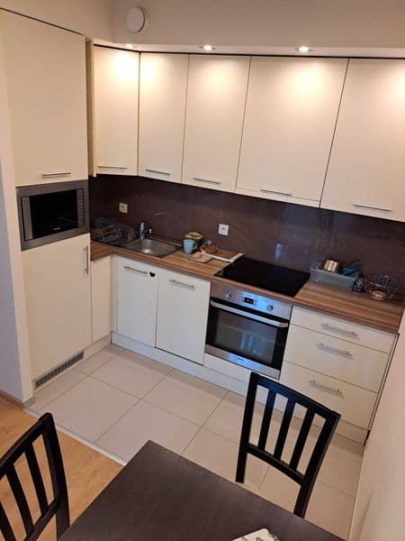 Wrocławska 58 m2, 2 pokojowe mieszkanie umeblowane i wyposażone, garaż