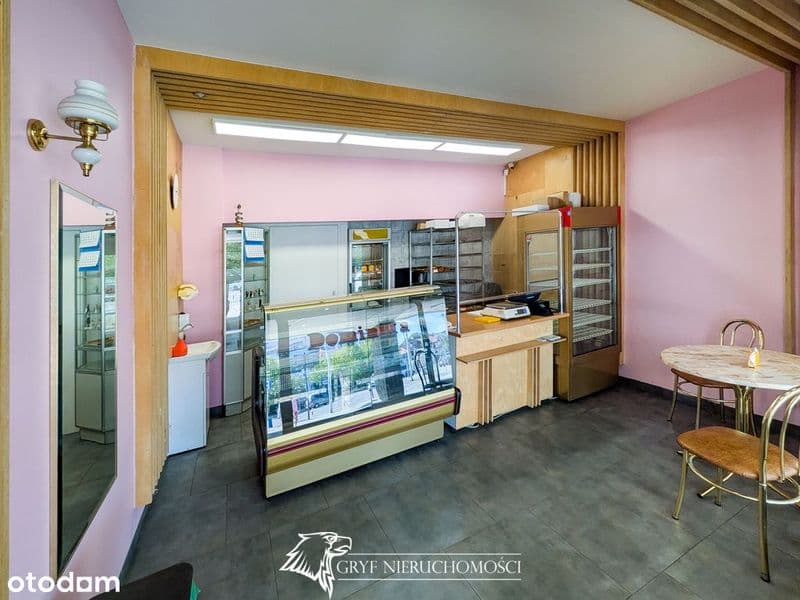 - Lokal w ścisłym centrum - idealny pod usługi -