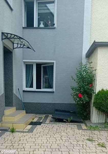 Dom bliźniak z piwnicą w spokojnej okolicy