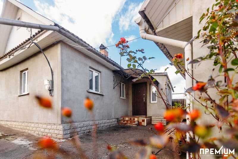 Продаж будинку в м.Дубно. Власна терторія. 3 кімнати.  Поруч станція Автовокзал.