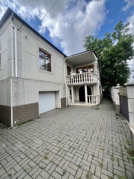 Два будинки в центрі міста