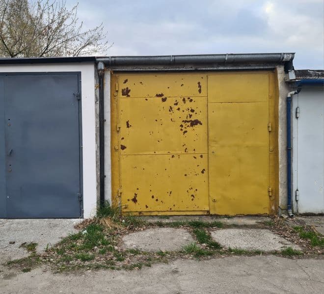 Sprzadam garaz  murowany z kanałem