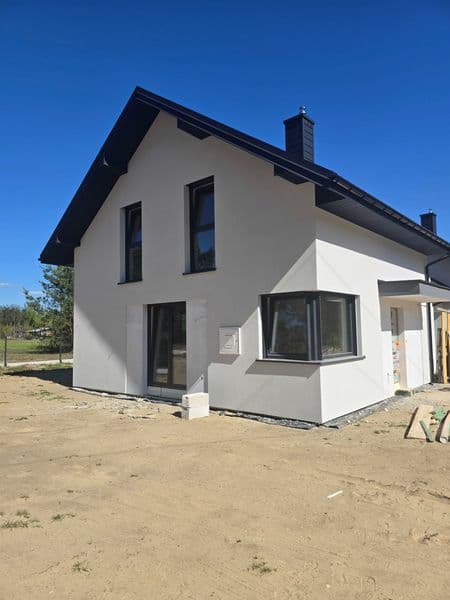 Nowy dom, 4 pokoje, 2 łazienki, garaż, cicha okolica między lasami w Grabinach.