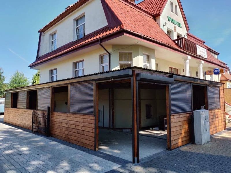 Pomieszczenie handlowe w kształcie litery L o pow 54m2. Szerokość frontu wzdłuż ul. Władysława IV-go wynosi 7metrów i ma glębokość od 2,56m do 3,4m.