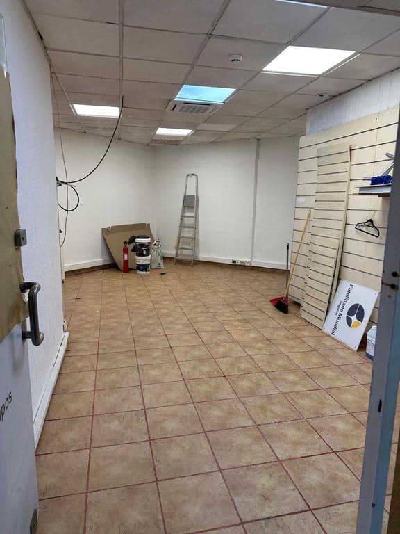 Loja em Centro Comercial bem situada com água