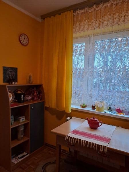 Sprzedam mieszkanie 2 pokojowe w cegle z garażem murowanym, wjazd z parteru.