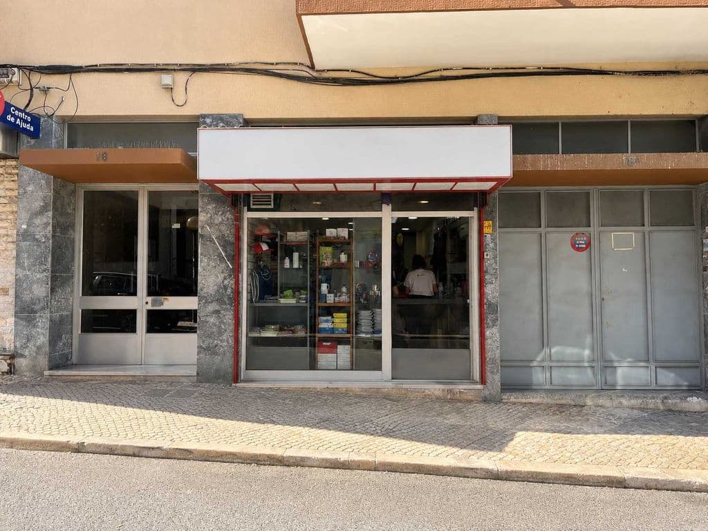 Loja Comercial com 201 m² no Centro de Algés