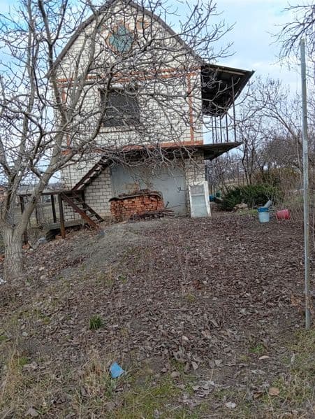 Продается дом( неокоченое строительство ) на участке в 9,5 соток