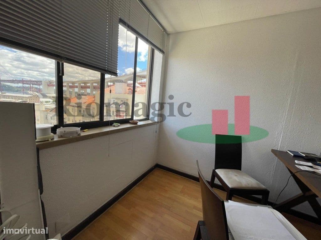 Escritório Vista Rio e Ponte 25 Abril - Alcantâra / Lisboa