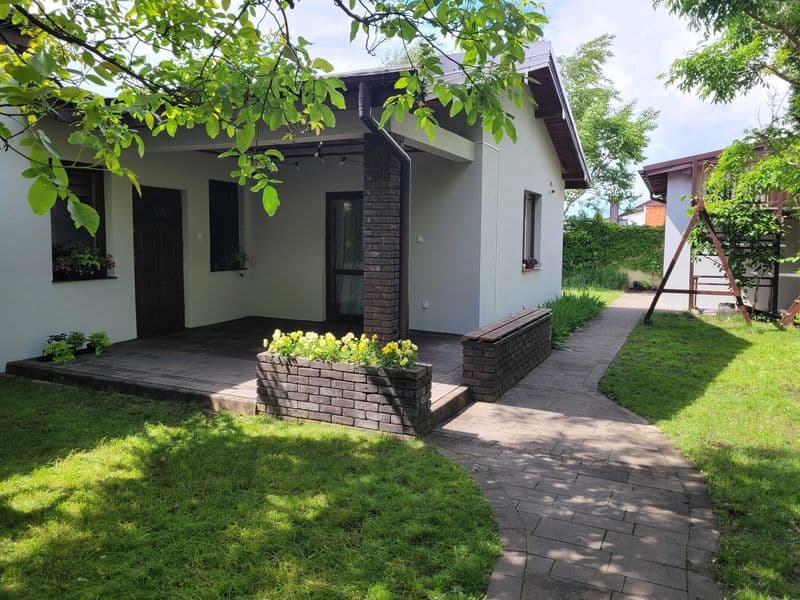 sprzedam ładny parterowy dom w Łasku 108m2 +20m2 taras+wiata 36m2 na 2 auta+ bud. gospodarczy