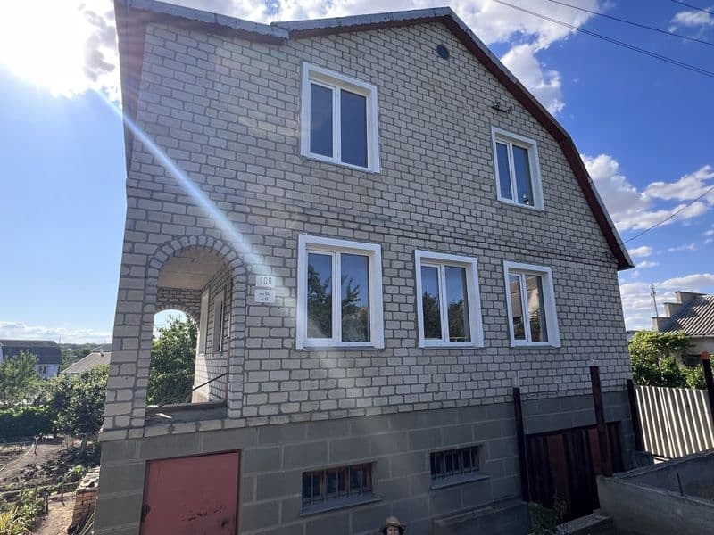 Продаю капитальный дом в три уровня с документами