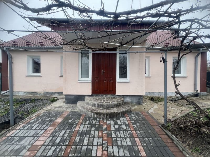 Продам будинок з ремонтом та земельною ділянкою