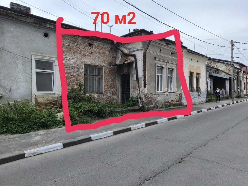 Власник. Продам квартиру в центрі міста Стрий вхід і вікна виходять на ТЦ "ЦУМ"